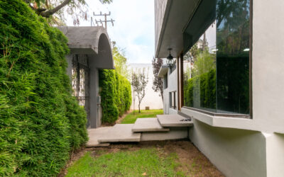 ¡Descubre el lujo y la belleza de esta casa remodelada en la exclusiva colonia Vista Del Valle! Casa en Venta